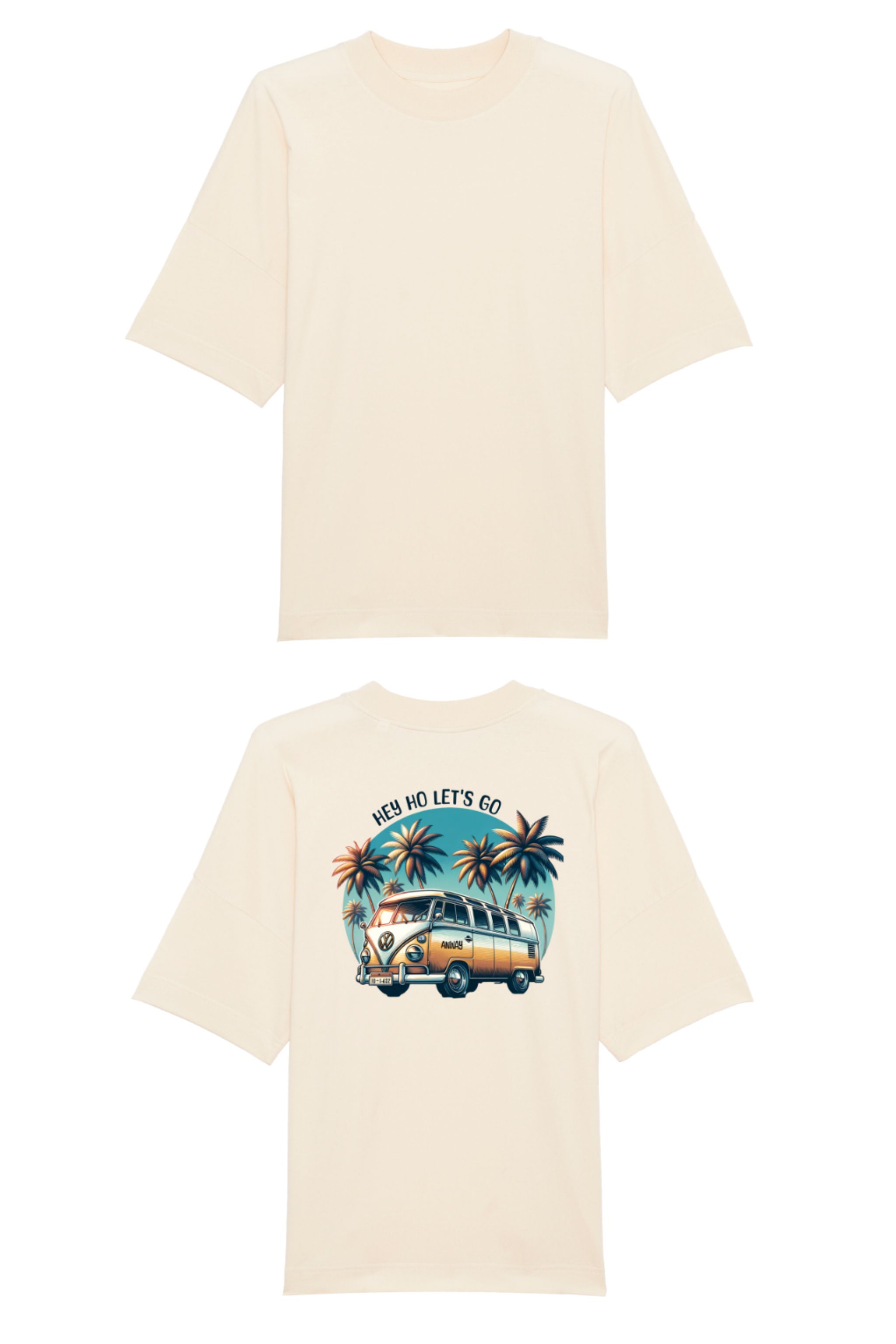 Oversized T-Shirt aus 100 % Bio-Baumwolle mit weitem, modernem Schnitt, erhältlich in Schwarz, Weiss und Natur. Individuell gestaltbar mit Wunschmotiv und frei wählbarer Platzierung. Weiche Qualität, überschnittene Ärmelansätze und lässiger Style für maximalen Tragekomfort. Mit Retro-Bus-Print, Palmen und „HEY HO LET'S GO“-Schriftzug.