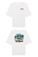 Oversized T-Shirt aus 100 % Bio-Baumwolle mit weitem, modernem Schnitt, erhältlich in Schwarz, Weiss und Natur. Individuell gestaltbar mit Wunschmotiv und frei wählbarer Platzierung. Weiche Qualität, überschnittene Ärmelansätze und lässiger Style für maximalen Tragekomfort. Mit Retro-Bus-Print, Palmen und „HEY HO LET'S GO“-Schriftzug.