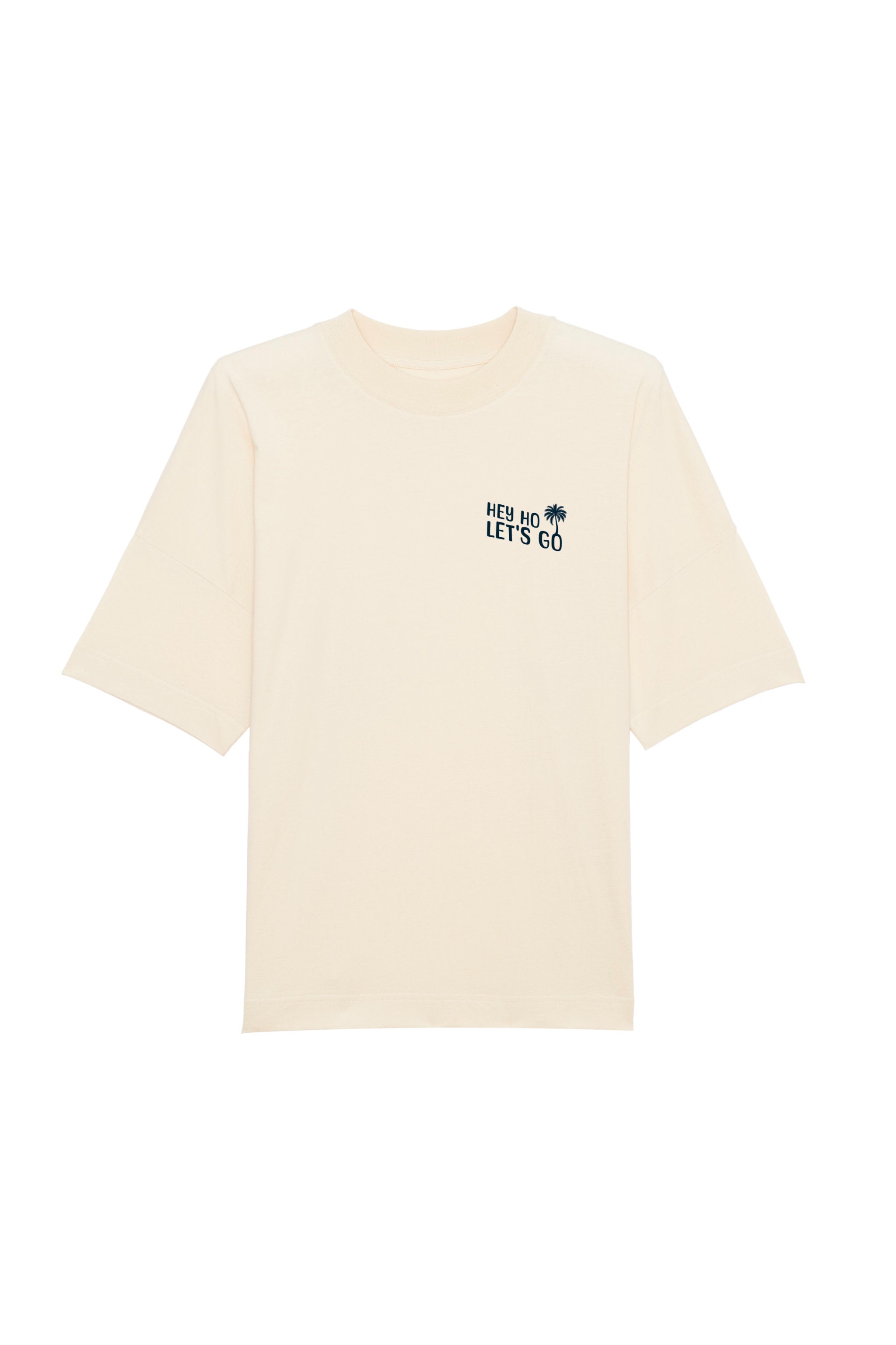 Oversized T-Shirt aus 100 % Bio-Baumwolle mit weitem, modernem Schnitt, erhältlich in Schwarz, Weiss und Natur. Individuell gestaltbar mit Wunschmotiv und frei wählbarer Platzierung. Weiche Qualität, überschnittene Ärmelansätze und lässiger Style für maximalen Tragekomfort. Mit Retro-Bus-Print, Palmen und „HEY HO LET'S GO“-Schriftzug.