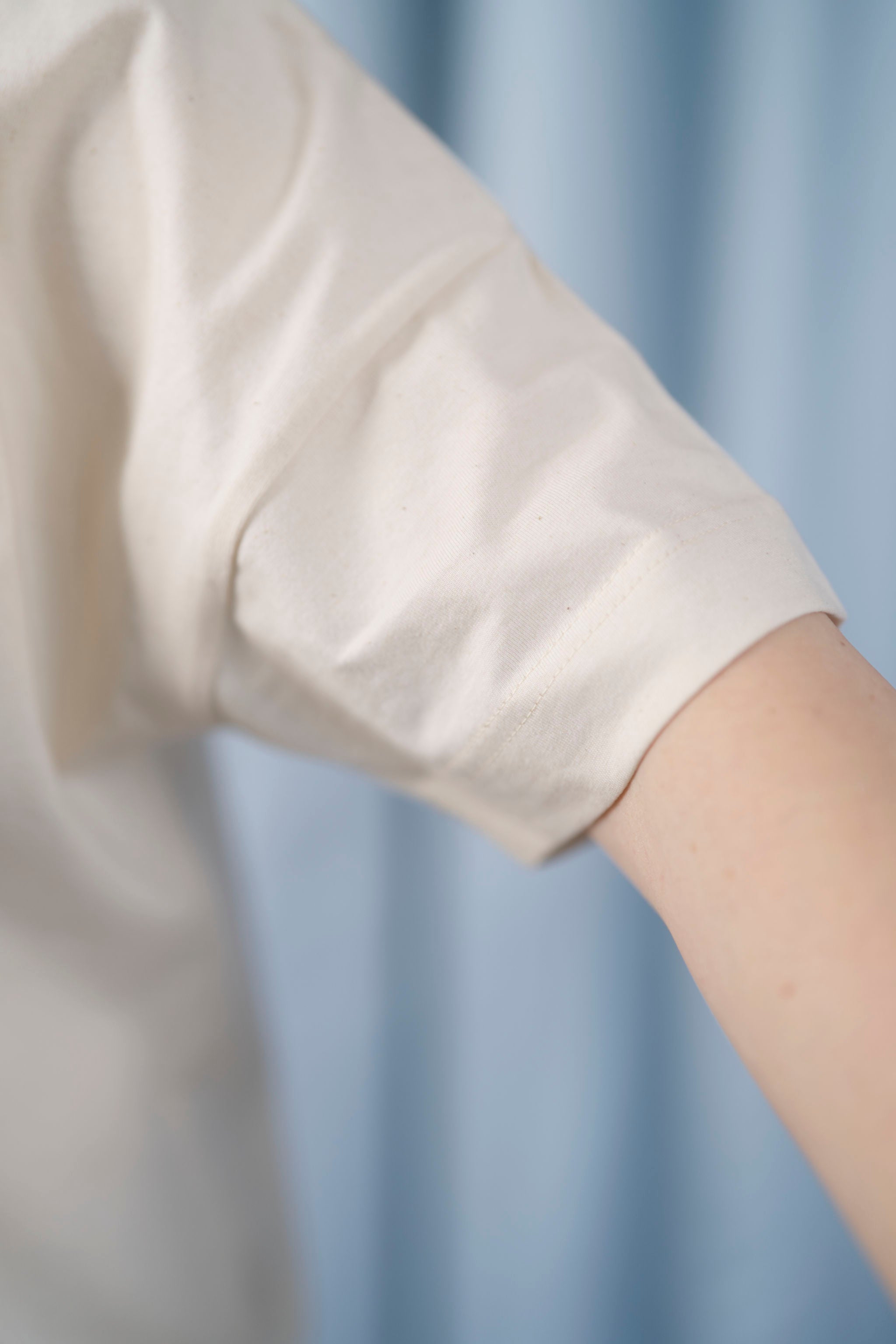 Oversized T-Shirt aus 100 % Bio-Baumwolle mit weitem, modernem Schnitt, erhältlich in Schwarz, Weiss und Natur. Individuell gestaltbar mit Wunschmotiv und frei wählbarer Platzierung. Weiche Qualität, überschnittene Ärmelansätze und lässiger Style für maximalen Tragekomfort. Mit Retro-Bus-Print, Palmen und „HEY HO LET'S GO“-Schriftzug.