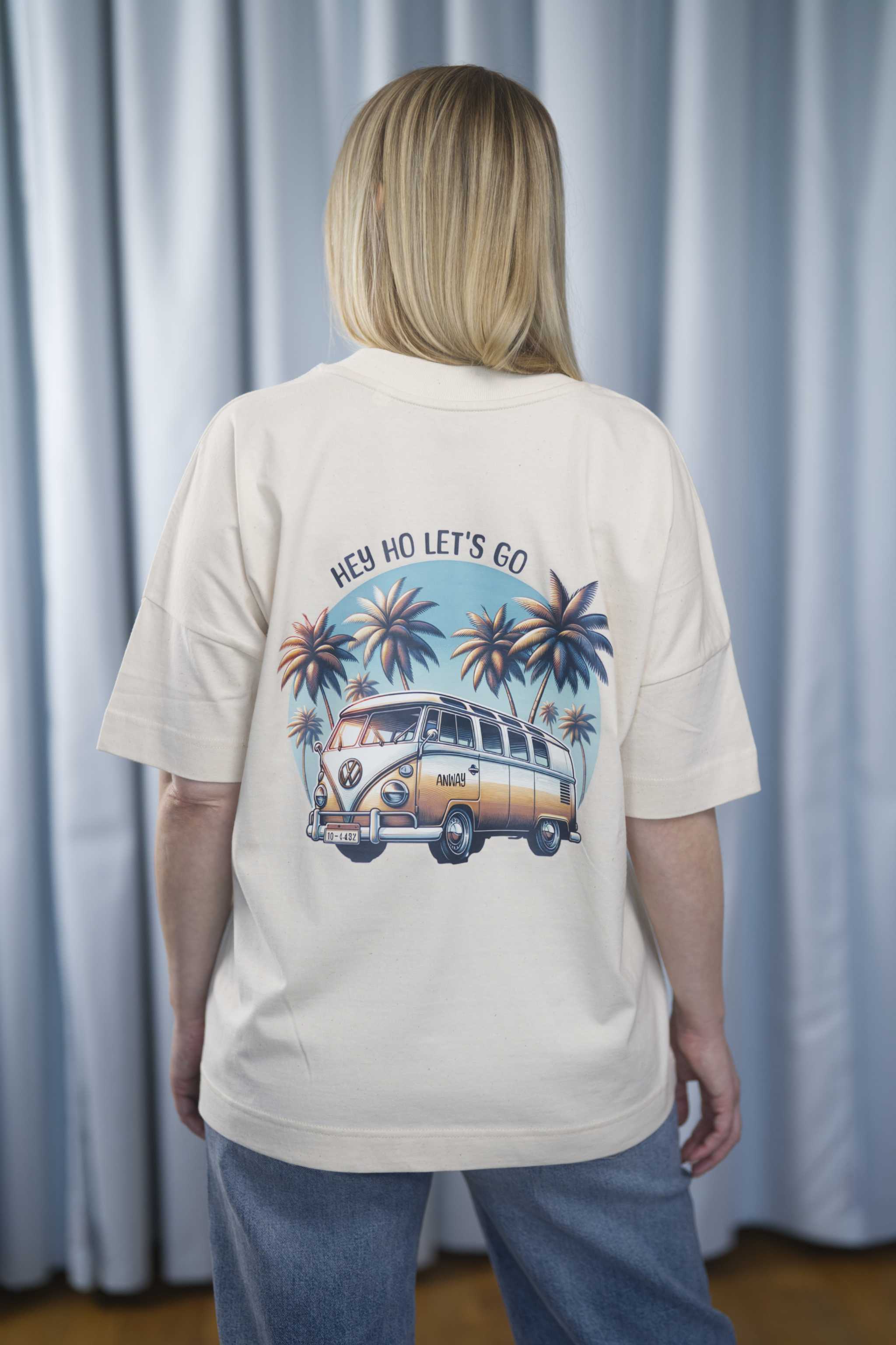 Oversized T-Shirt aus 100 % Bio-Baumwolle mit weitem, modernem Schnitt, erhältlich in Schwarz, Weiss und Natur. Individuell gestaltbar mit Wunschmotiv und frei wählbarer Platzierung. Weiche Qualität, überschnittene Ärmelansätze und lässiger Style für maximalen Tragekomfort. Mit Retro-Bus-Print, Palmen und „HEY HO LET'S GO“-Schriftzug.