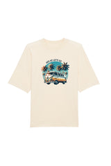 Oversized T-Shirt aus 100 % Bio-Baumwolle mit weitem, modernem Schnitt, erhältlich in Schwarz, Weiss und Natur. Individuell gestaltbar mit Wunschmotiv und frei wählbarer Platzierung. Weiche Qualität, überschnittene Ärmelansätze und lässiger Style für maximalen Tragekomfort. Mit Retro-Bus-Print, Palmen und „HEY HO LET'S GO“-Schriftzug.