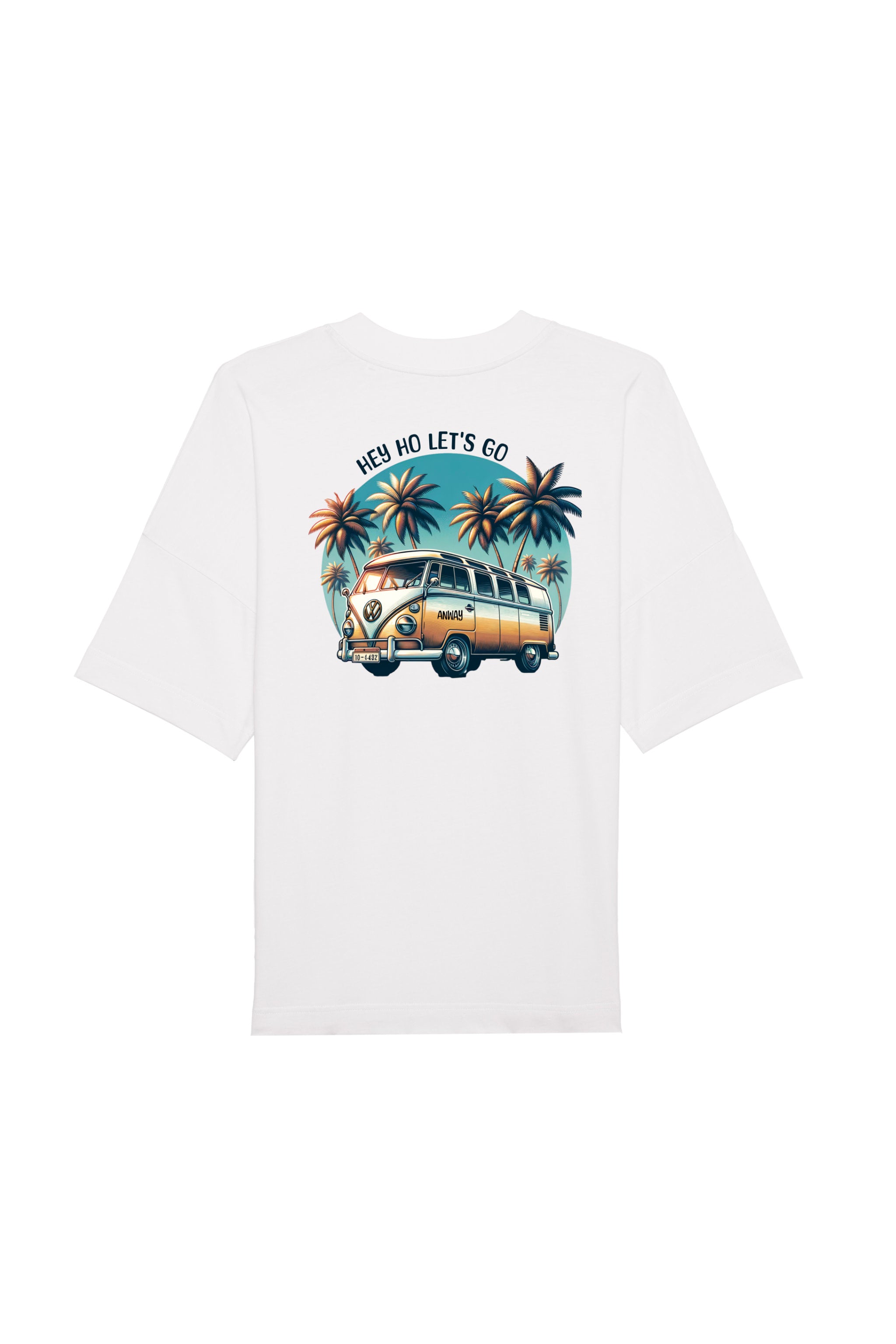 Oversized T-Shirt aus 100 % Bio-Baumwolle mit weitem, modernem Schnitt, erhältlich in Schwarz, Weiss und Natur. Individuell gestaltbar mit Wunschmotiv und frei wählbarer Platzierung. Weiche Qualität, überschnittene Ärmelansätze und lässiger Style für maximalen Tragekomfort. Mit Retro-Bus-Print, Palmen und „HEY HO LET'S GO“-Schriftzug.