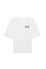 Oversized T-Shirt aus 100 % Bio-Baumwolle mit weitem, modernem Schnitt, erhältlich in Schwarz, Weiss und Natur. Individuell gestaltbar mit Wunschmotiv und frei wählbarer Platzierung. Weiche Qualität, überschnittene Ärmelansätze und lässiger Style für maximalen Tragekomfort. Mit Retro-Bus-Print, Palmen und „HEY HO LET'S GO“-Schriftzug.