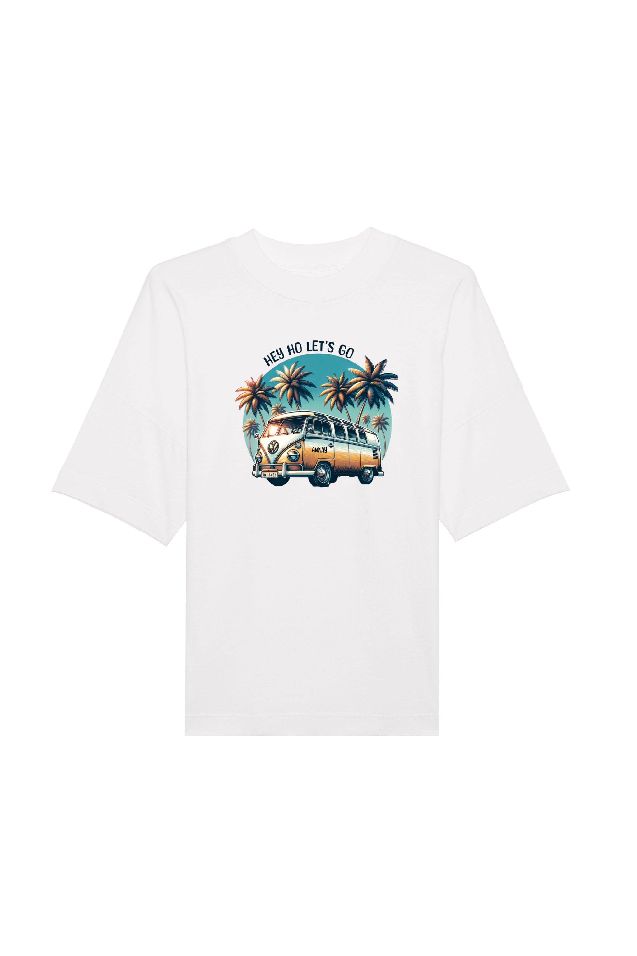 Oversized T-Shirt aus 100 % Bio-Baumwolle mit weitem, modernem Schnitt, erhältlich in Schwarz, Weiss und Natur. Individuell gestaltbar mit Wunschmotiv und frei wählbarer Platzierung. Weiche Qualität, überschnittene Ärmelansätze und lässiger Style für maximalen Tragekomfort. Mit Retro-Bus-Print, Palmen und „HEY HO LET'S GO“-Schriftzug.