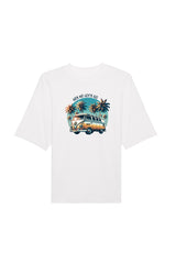 Oversized T-Shirt aus 100 % Bio-Baumwolle mit weitem, modernem Schnitt, erhältlich in Schwarz, Weiss und Natur. Individuell gestaltbar mit Wunschmotiv und frei wählbarer Platzierung. Weiche Qualität, überschnittene Ärmelansätze und lässiger Style für maximalen Tragekomfort. Mit Retro-Bus-Print, Palmen und „HEY HO LET'S GO“-Schriftzug.