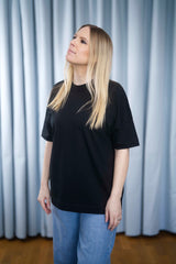 Oversized T-Shirt aus 100 % Bio-Baumwolle in Schwarz – moderner Schnitt mit eingesetzten Ärmeln.