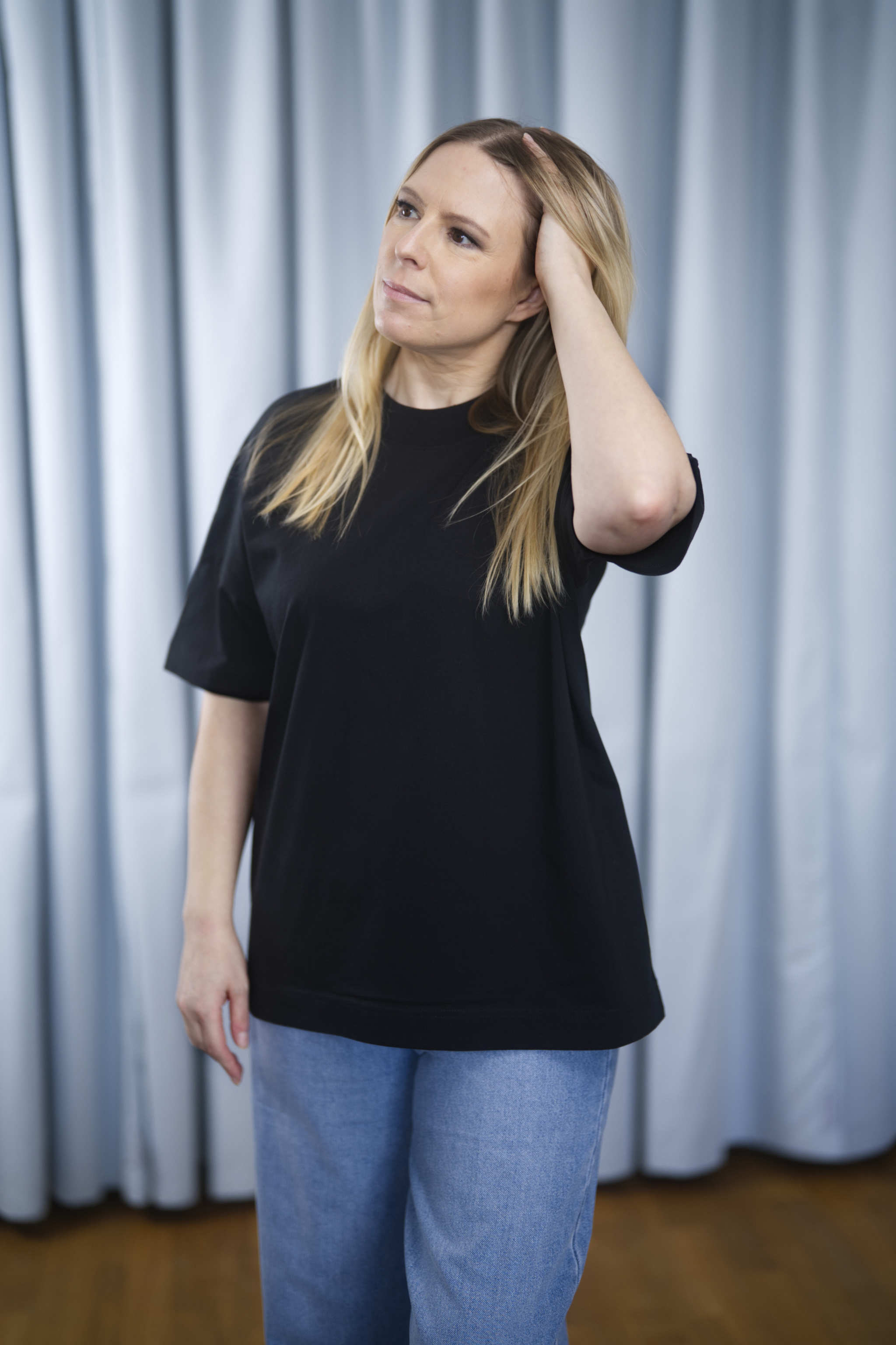 Oversized T-Shirt aus 100 % Bio-Baumwolle in Schwarz – moderner Schnitt mit eingesetzten Ärmeln.