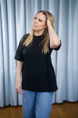Oversized T-Shirt aus 100 % Bio-Baumwolle in Schwarz – moderner Schnitt mit eingesetzten Ärmeln.