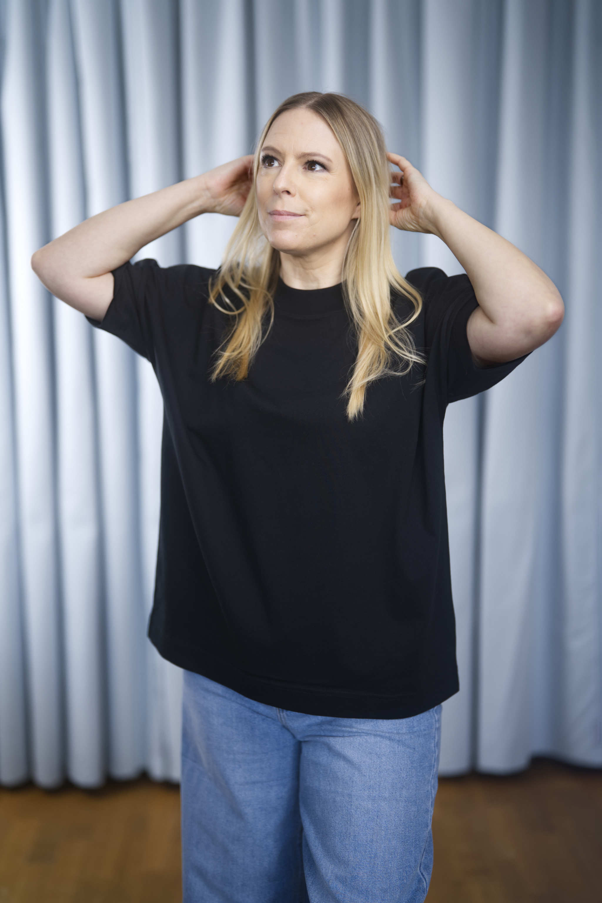Oversized T-Shirt aus 100 % Bio-Baumwolle in Schwarz – moderner Schnitt mit eingesetzten Ärmeln.