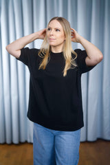 Oversized T-Shirt aus 100 % Bio-Baumwolle in Schwarz – moderner Schnitt mit eingesetzten Ärmeln.