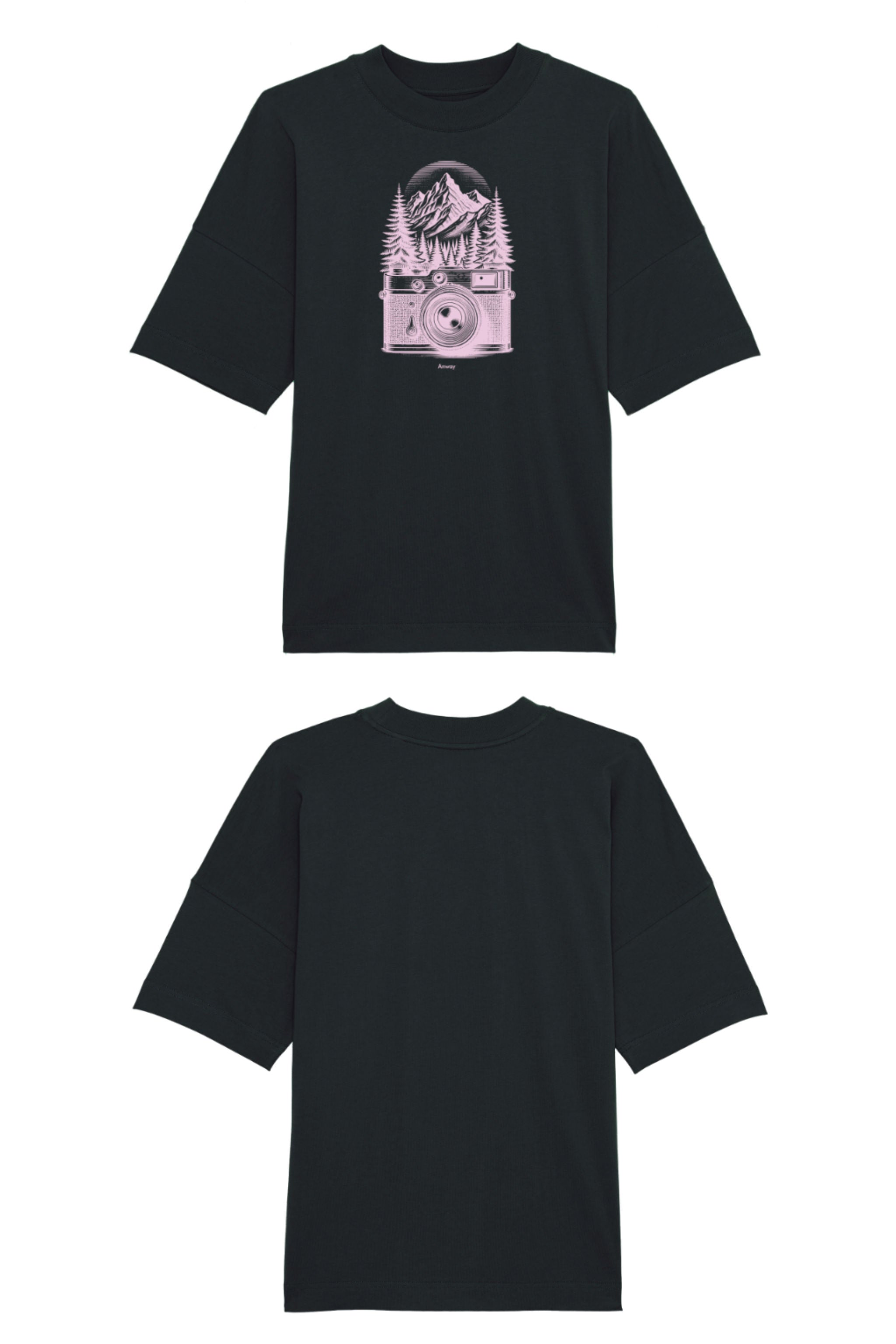 Oversized T-Shirt aus 100 % Bio-Baumwolle mit weitem, modernem Schnitt, erhältlich in Schwarz, Weiss und Natur. Individuell gestaltbar mit Wunschmotiv und frei wählbarer Platzierung. Weiche Qualität, überschnittene Ärmelansätze und lässiger Style für maximalen Tragekomfort. Mit retro Kamera-Illustration, Bergpanorama und Tannenwäldern auf der Brust.