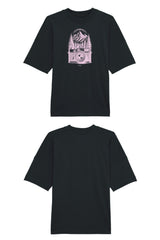 Oversized T-Shirt aus 100 % Bio-Baumwolle mit weitem, modernem Schnitt, erhältlich in Schwarz, Weiss und Natur. Individuell gestaltbar mit Wunschmotiv und frei wählbarer Platzierung. Weiche Qualität, überschnittene Ärmelansätze und lässiger Style für maximalen Tragekomfort. Mit retro Kamera-Illustration, Bergpanorama und Tannenwäldern auf der Brust.