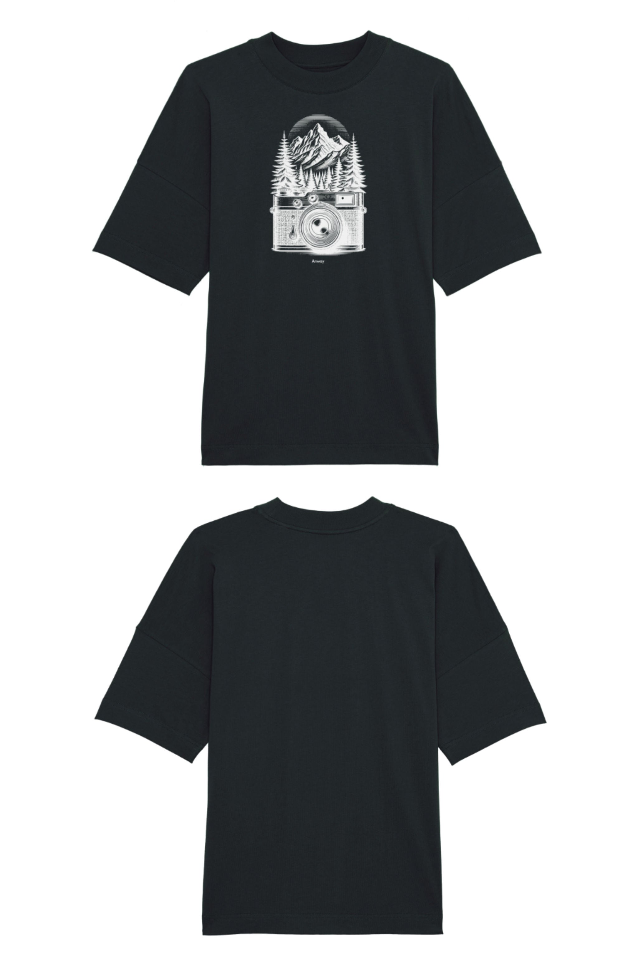 Oversized T-Shirt aus 100 % Bio-Baumwolle mit weitem, modernem Schnitt, erhältlich in Schwarz, Weiss und Natur. Individuell gestaltbar mit Wunschmotiv und frei wählbarer Platzierung. Weiche Qualität, überschnittene Ärmelansätze und lässiger Style für maximalen Tragekomfort. Mit retro Kamera-Illustration, Bergpanorama und Tannenwäldern auf der Brust.