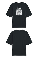 Oversized T-Shirt aus 100 % Bio-Baumwolle mit weitem, modernem Schnitt, erhältlich in Schwarz, Weiss und Natur. Individuell gestaltbar mit Wunschmotiv und frei wählbarer Platzierung. Weiche Qualität, überschnittene Ärmelansätze und lässiger Style für maximalen Tragekomfort. Mit retro Kamera-Illustration, Bergpanorama und Tannenwäldern auf der Brust.