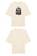 Oversized T-Shirt aus 100 % Bio-Baumwolle mit weitem, modernem Schnitt, erhältlich in Schwarz, Weiss und Natur. Individuell gestaltbar mit Wunschmotiv und frei wählbarer Platzierung. Weiche Qualität, überschnittene Ärmelansätze und lässiger Style für maximalen Tragekomfort. Mit retro Kamera-Illustration, Bergpanorama und Tannenwäldern auf der Brust.
