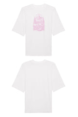 Oversized T-Shirt aus 100 % Bio-Baumwolle mit weitem, modernem Schnitt, erhältlich in Schwarz, Weiss und Natur. Individuell gestaltbar mit Wunschmotiv und frei wählbarer Platzierung. Weiche Qualität, überschnittene Ärmelansätze und lässiger Style für maximalen Tragekomfort. Mit retro Kamera-Illustration, Bergpanorama und Tannenwäldern auf der Brust.