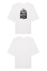 Oversized T-Shirt aus 100 % Bio-Baumwolle mit weitem, modernem Schnitt, erhältlich in Schwarz, Weiss und Natur. Individuell gestaltbar mit Wunschmotiv und frei wählbarer Platzierung. Weiche Qualität, überschnittene Ärmelansätze und lässiger Style für maximalen Tragekomfort. Mit retro Kamera-Illustration, Bergpanorama und Tannenwäldern auf der Brust.