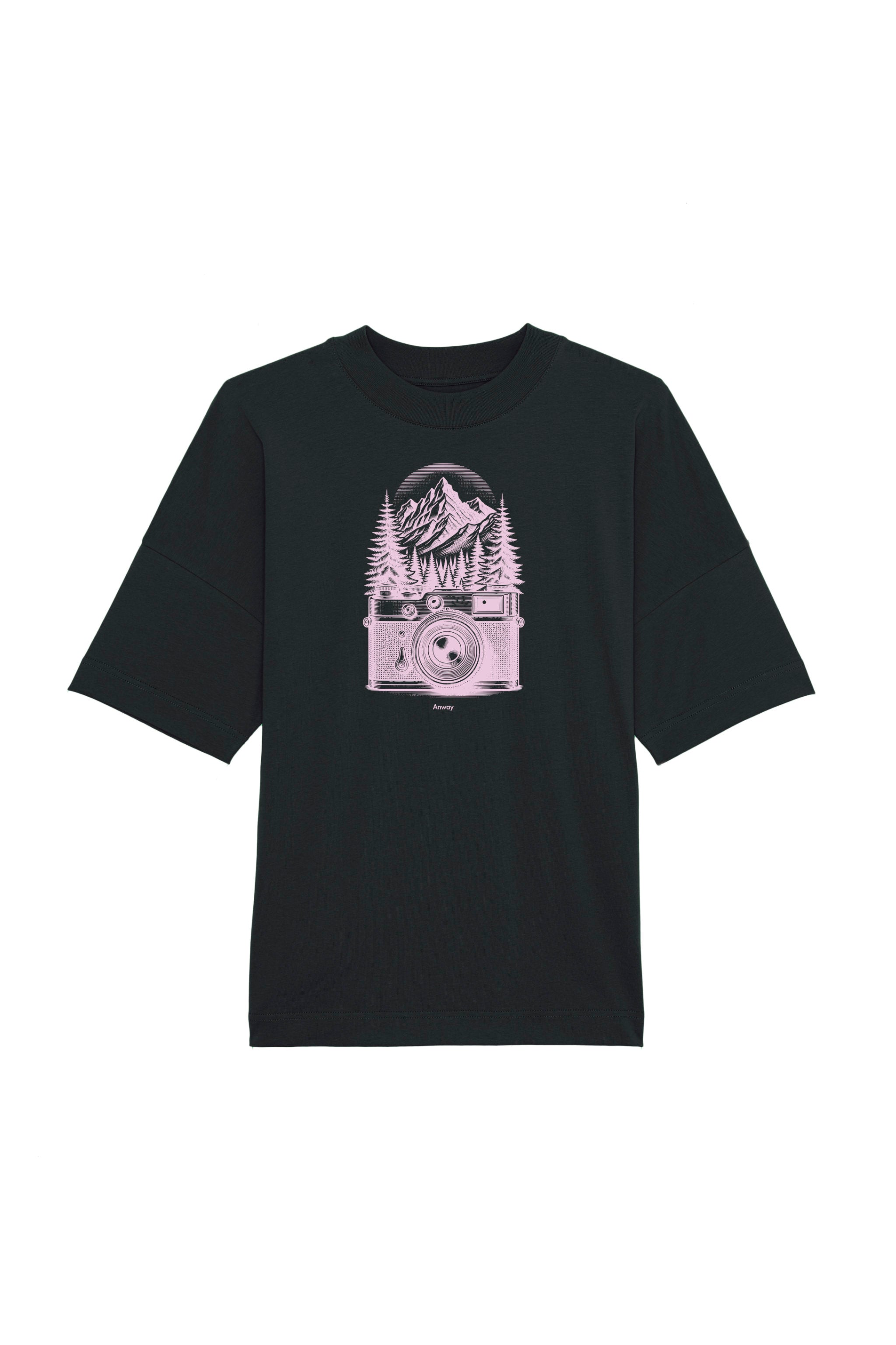 Oversized T-Shirt aus 100 % Bio-Baumwolle mit weitem, modernem Schnitt, erhältlich in Schwarz, Weiss und Natur. Individuell gestaltbar mit Wunschmotiv und frei wählbarer Platzierung. Weiche Qualität, überschnittene Ärmelansätze und lässiger Style für maximalen Tragekomfort. Mit retro Kamera-Illustration, Bergpanorama und Tannenwäldern auf der Brust.