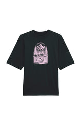 Oversized T-Shirt aus 100 % Bio-Baumwolle mit weitem, modernem Schnitt, erhältlich in Schwarz, Weiss und Natur. Individuell gestaltbar mit Wunschmotiv und frei wählbarer Platzierung. Weiche Qualität, überschnittene Ärmelansätze und lässiger Style für maximalen Tragekomfort. Mit retro Kamera-Illustration, Bergpanorama und Tannenwäldern auf der Brust.