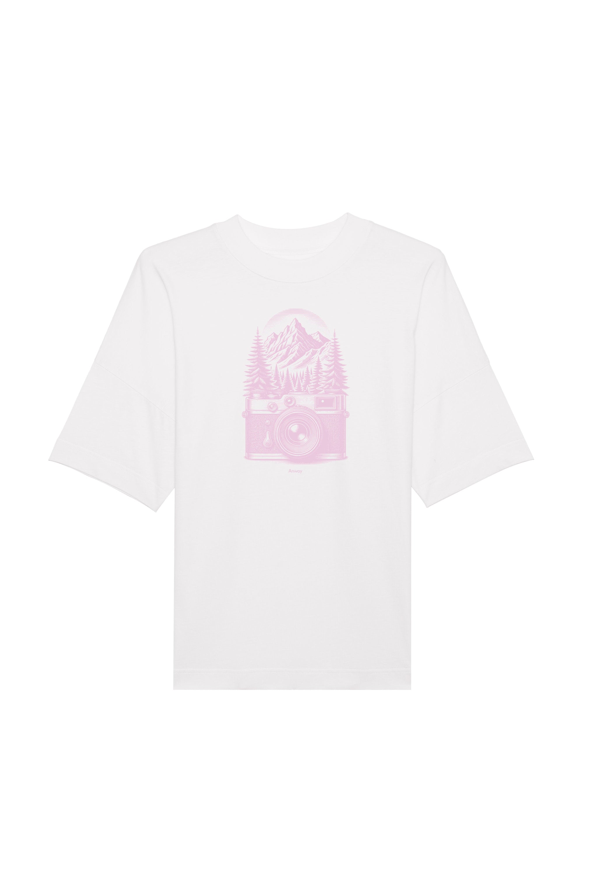 Oversized T-Shirt aus 100 % Bio-Baumwolle mit weitem, modernem Schnitt, erhältlich in Schwarz, Weiss und Natur. Individuell gestaltbar mit Wunschmotiv und frei wählbarer Platzierung. Weiche Qualität, überschnittene Ärmelansätze und lässiger Style für maximalen Tragekomfort. Mit retro Kamera-Illustration, Bergpanorama und Tannenwäldern auf der Brust.