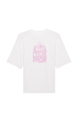 Oversized T-Shirt aus 100 % Bio-Baumwolle mit weitem, modernem Schnitt, erhältlich in Schwarz, Weiss und Natur. Individuell gestaltbar mit Wunschmotiv und frei wählbarer Platzierung. Weiche Qualität, überschnittene Ärmelansätze und lässiger Style für maximalen Tragekomfort. Mit retro Kamera-Illustration, Bergpanorama und Tannenwäldern auf der Brust.