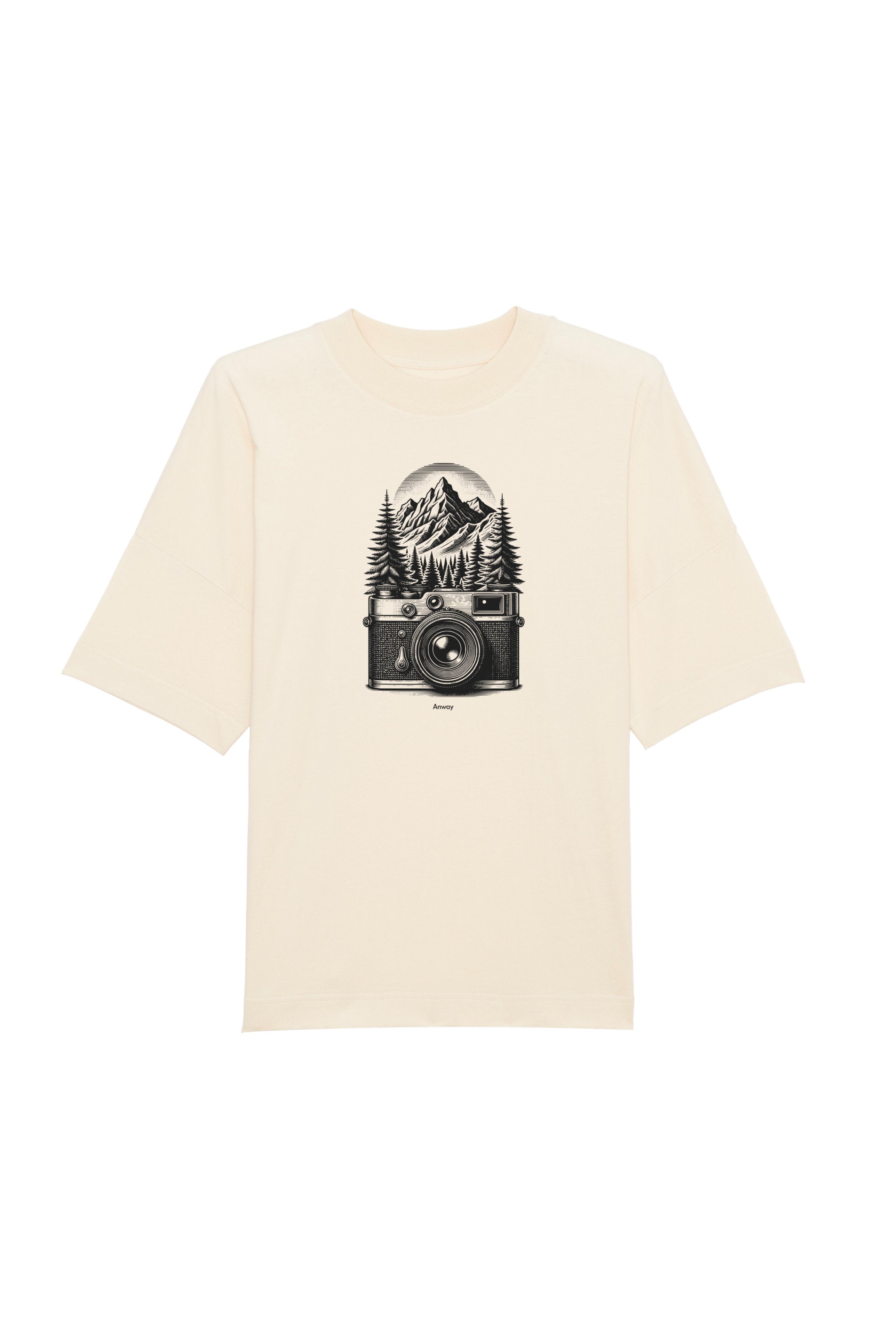 Oversized T-Shirt aus 100 % Bio-Baumwolle mit weitem, modernem Schnitt, erhältlich in Schwarz, Weiss und Natur. Individuell gestaltbar mit Wunschmotiv und frei wählbarer Platzierung. Weiche Qualität, überschnittene Ärmelansätze und lässiger Style für maximalen Tragekomfort. Mit retro Kamera-Illustration, Bergpanorama und Tannenwäldern auf der Brust.
