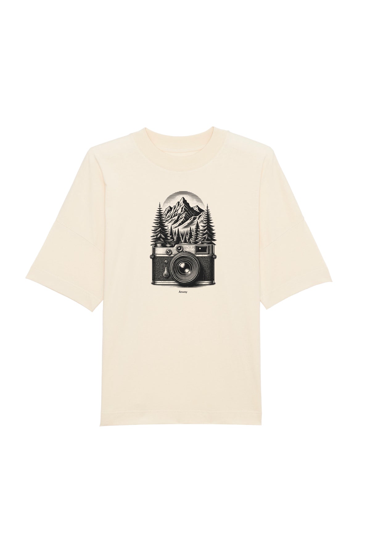 Oversized T-Shirt aus 100 % Bio-Baumwolle mit weitem, modernem Schnitt, erhältlich in Schwarz, Weiss und Natur. Individuell gestaltbar mit Wunschmotiv und frei wählbarer Platzierung. Weiche Qualität, überschnittene Ärmelansätze und lässiger Style für maximalen Tragekomfort. Mit retro Kamera-Illustration, Bergpanorama und Tannenwäldern auf der Brust.
