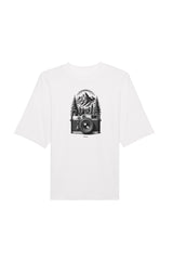 Oversized T-Shirt aus 100 % Bio-Baumwolle mit weitem, modernem Schnitt, erhältlich in Schwarz, Weiss und Natur. Individuell gestaltbar mit Wunschmotiv und frei wählbarer Platzierung. Weiche Qualität, überschnittene Ärmelansätze und lässiger Style für maximalen Tragekomfort. Mit retro Kamera-Illustration, Bergpanorama und Tannenwäldern auf der Brust.