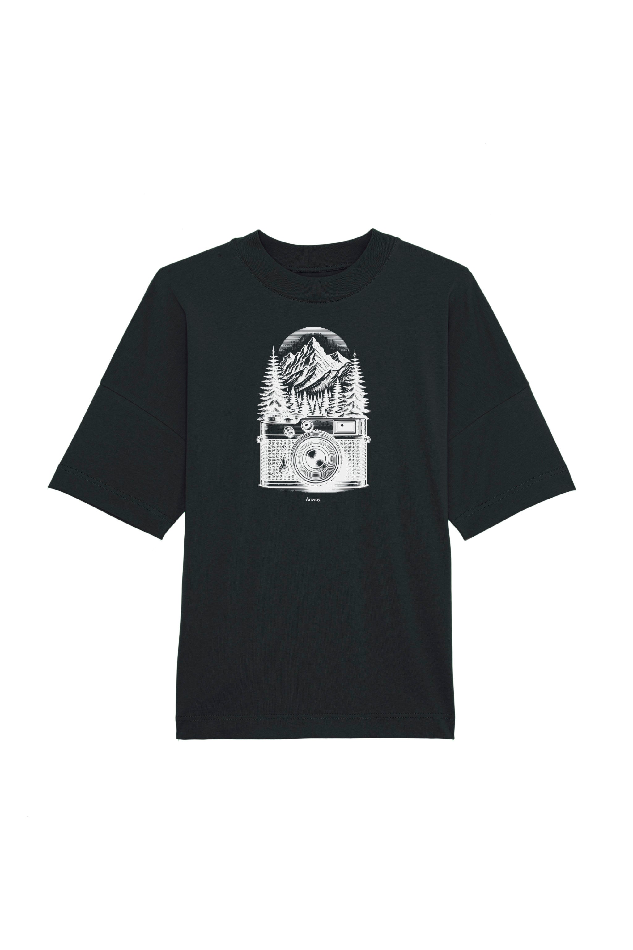 Oversized T-Shirt aus 100 % Bio-Baumwolle mit weitem, modernem Schnitt, erhältlich in Schwarz, Weiss und Natur. Individuell gestaltbar mit Wunschmotiv und frei wählbarer Platzierung. Weiche Qualität, überschnittene Ärmelansätze und lässiger Style für maximalen Tragekomfort. Mit retro Kamera-Illustration, Bergpanorama und Tannenwäldern auf der Brust.