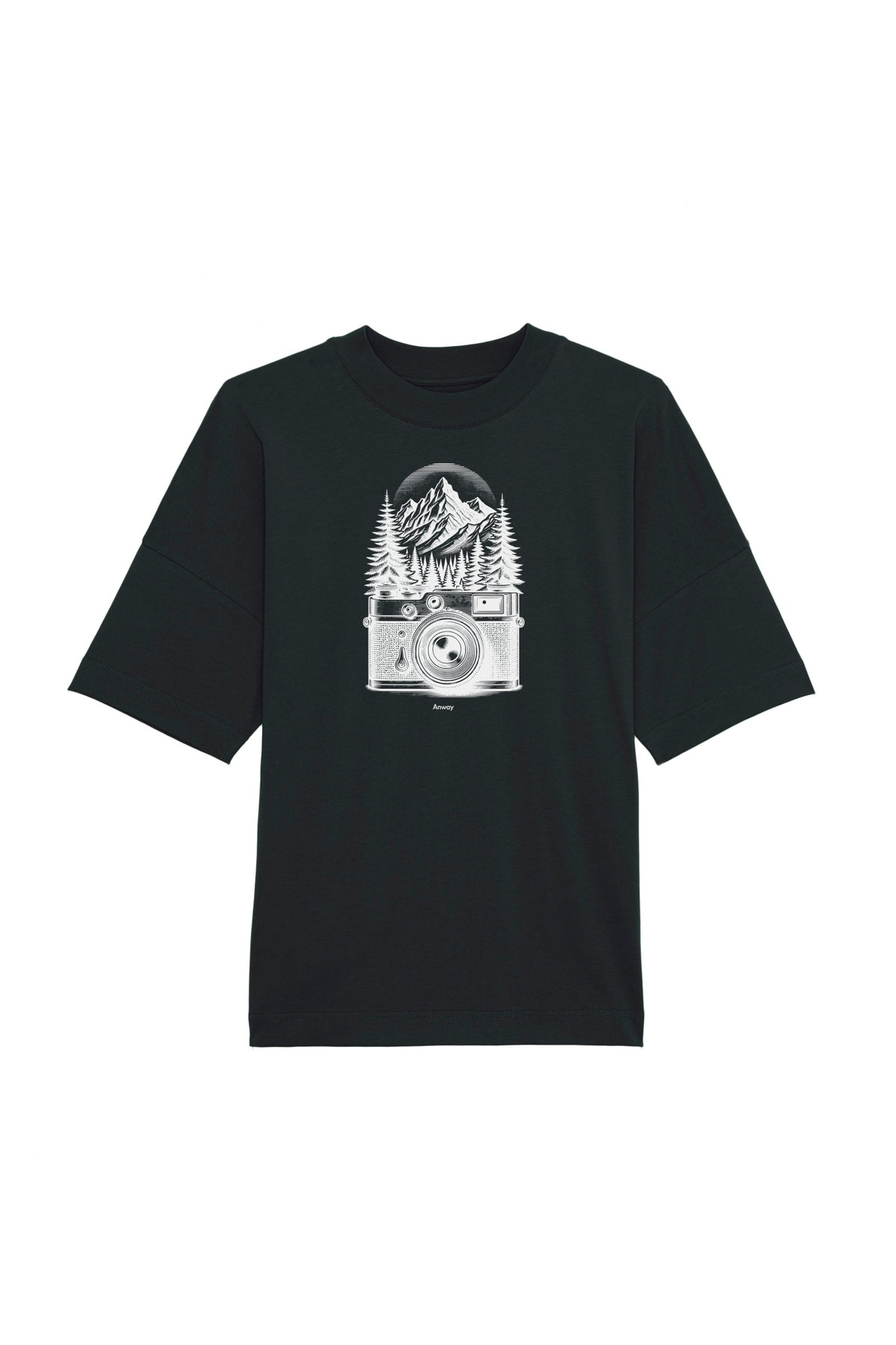 Oversized T-Shirt aus 100 % Bio-Baumwolle mit weitem, modernem Schnitt, erhältlich in Schwarz, Weiss und Natur. Individuell gestaltbar mit Wunschmotiv und frei wählbarer Platzierung. Weiche Qualität, überschnittene Ärmelansätze und lässiger Style für maximalen Tragekomfort. Mit retro Kamera-Illustration, Bergpanorama und Tannenwäldern auf der Brust.