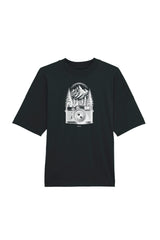 Oversized T-Shirt aus 100 % Bio-Baumwolle mit weitem, modernem Schnitt, erhältlich in Schwarz, Weiss und Natur. Individuell gestaltbar mit Wunschmotiv und frei wählbarer Platzierung. Weiche Qualität, überschnittene Ärmelansätze und lässiger Style für maximalen Tragekomfort. Mit retro Kamera-Illustration, Bergpanorama und Tannenwäldern auf der Brust.