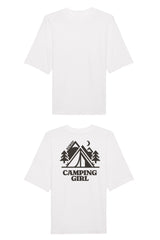 Oversized T-Shirt aus 100 % Bio-Baumwolle mit weitem, modernem Schnitt, erhältlich in Schwarz, Weiss und Natur. Individuell gestaltbar mit Wunschmotiv und frei wählbarer Platzierung. Weiche Qualität, überschnittene Ärmelansätze und lässiger Style für maximalen Tragekomfort. Mit Zelt-Motiv und „CAMPING GIRL“-Print auf der Rückseite.