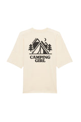 Oversized T-Shirt aus 100 % Bio-Baumwolle mit weitem, modernem Schnitt, erhältlich in Schwarz, Weiss und Natur. Individuell gestaltbar mit Wunschmotiv und frei wählbarer Platzierung. Weiche Qualität, überschnittene Ärmelansätze und lässiger Style für maximalen Tragekomfort. Mit kleinem Zelt-Motiv auf der Vorderseite und grossem „CAMPING GIRL“-Print auf dem Rücken