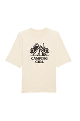 Oversized T-Shirt aus 100 % Bio-Baumwolle mit weitem, modernem Schnitt, erhältlich in Schwarz, Weiss und Natur. Individuell gestaltbar mit Wunschmotiv und frei wählbarer Platzierung. Weiche Qualität, überschnittene Ärmelansätze und lässiger Style für maximalen Tragekomfort. Mit Zelt-Motiv und „CAMPING GIRL“-Print auf der Vorderseite.