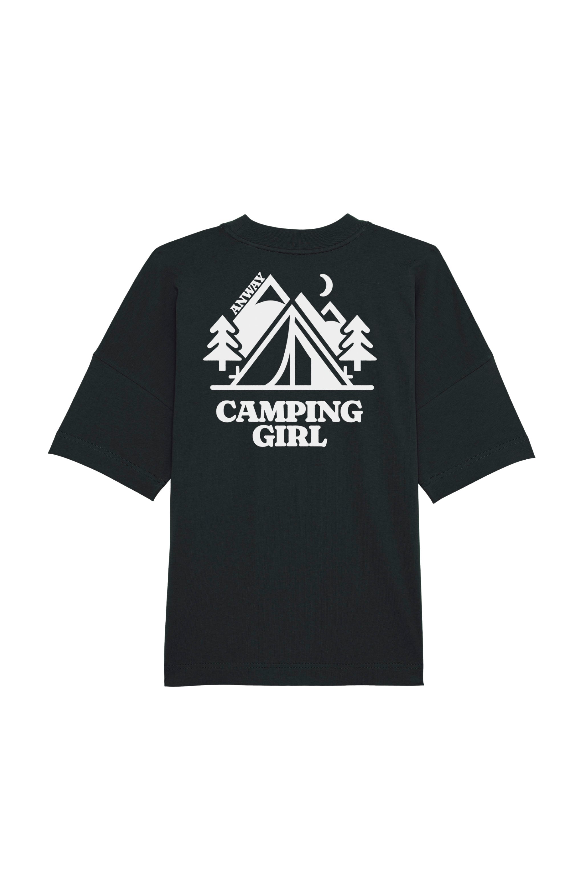 Oversized T-Shirt aus 100 % Bio-Baumwolle mit weitem, modernem Schnitt, erhältlich in Schwarz, Weiss und Natur. Individuell gestaltbar mit Wunschmotiv und frei wählbarer Platzierung. Weiche Qualität, überschnittene Ärmelansätze und lässiger Style für maximalen Tragekomfort. Mit Zelt-Motiv und „CAMPING GIRL“-Print auf der Rückseite.