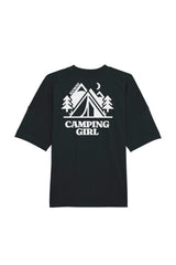 Oversized T-Shirt aus 100 % Bio-Baumwolle mit weitem, modernem Schnitt, erhältlich in Schwarz, Weiss und Natur. Individuell gestaltbar mit Wunschmotiv und frei wählbarer Platzierung. Weiche Qualität, überschnittene Ärmelansätze und lässiger Style für maximalen Tragekomfort. Mit kleinem Zelt-Motiv auf der Vorderseite und grossem „CAMPING GIRL“-Print auf dem Rücken