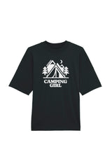 Oversized T-Shirt aus 100 % Bio-Baumwolle mit weitem, modernem Schnitt, erhältlich in Schwarz, Weiss und Natur. Individuell gestaltbar mit Wunschmotiv und frei wählbarer Platzierung. Weiche Qualität, überschnittene Ärmelansätze und lässiger Style für maximalen Tragekomfort. Mit Zelt-Motiv und „CAMPING GIRL“-Print auf der Vorderseite.