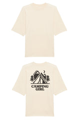 Oversized T-Shirt aus 100 % Bio-Baumwolle mit weitem, modernem Schnitt, erhältlich in Schwarz, Weiss und Natur. Individuell gestaltbar mit Wunschmotiv und frei wählbarer Platzierung. Weiche Qualität, überschnittene Ärmelansätze und lässiger Style für maximalen Tragekomfort. Mit Zelt-Motiv und „CAMPING GIRL“-Print auf der Rückseite.