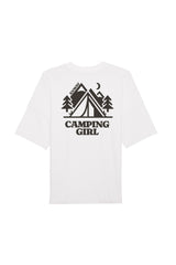 Oversized T-Shirt aus 100 % Bio-Baumwolle mit weitem, modernem Schnitt, erhältlich in Schwarz, Weiss und Natur. Individuell gestaltbar mit Wunschmotiv und frei wählbarer Platzierung. Weiche Qualität, überschnittene Ärmelansätze und lässiger Style für maximalen Tragekomfort. Mit kleinem Zelt-Motiv auf der Vorderseite und grossem „CAMPING GIRL“-Print auf dem Rücken