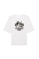 Oversized T-Shirt aus 100 % Bio-Baumwolle mit weitem, modernem Schnitt, erhältlich in Schwarz, Weiss und Natur. Individuell gestaltbar mit Wunschmotiv und frei wählbarer Platzierung. Weiche Qualität, überschnittene Ärmelansätze und lässiger Style für maximalen Tragekomfort. Mit Zelt-Motiv und „CAMPING GIRL“-Print auf der Vorderseite.