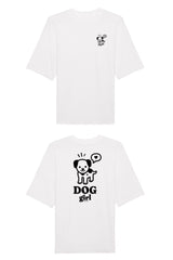 Oversized T-Shirt aus 100 % Bio-Baumwolle mit weitem, modernem Schnitt, erhältlich in Schwarz, Weiss und Natur. Individuell gestaltbar mit Wunschmotiv und frei wählbarer Platzierung. Weiche Qualität, überschnittene Ärmelansätze und lässiger Style für maximalen Tragekomfort. Vorderseite: Mit kleinem schwarzen Druck eines fröhlichen Hundes auf der linken Brust. Rückseite: Grosser schwarzer Hundedruck mit Sprechblase und der Aufschrift „DOG girl“.