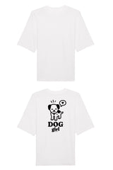 Oversized T-Shirt aus 100 % Bio-Baumwolle mit weitem, modernem Schnitt, erhältlich in Schwarz, Weiss und Natur. Individuell gestaltbar mit Wunschmotiv und frei wählbarer Platzierung. Weiche Qualität, überschnittene Ärmelansätze und lässiger Style für maximalen Tragekomfort. Grosser schwarzer Hundedruck mit Sprechblase und der Aufschrift „DOG girl“ auf der Rückseite.