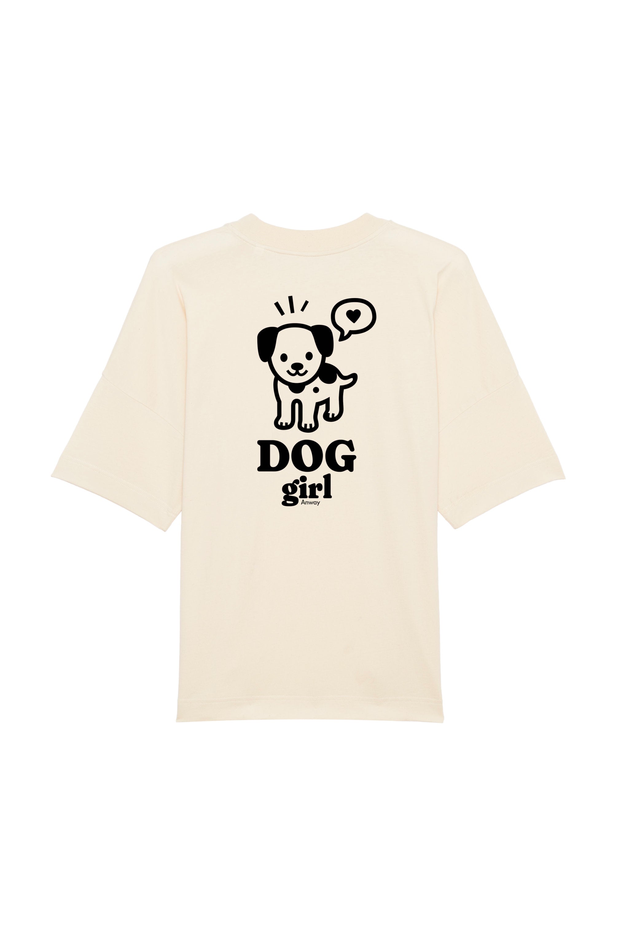 Oversized T-Shirt aus 100 % Bio-Baumwolle mit weitem, modernem Schnitt, erhältlich in Schwarz, Weiss und Natur. Individuell gestaltbar mit Wunschmotiv und frei wählbarer Platzierung. Weiche Qualität, überschnittene Ärmelansätze und lässiger Style für maximalen Tragekomfort. Grosser schwarzer Hundedruck mit Sprechblase und der Aufschrift „DOG girl“ auf der Rückseite.