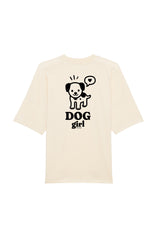 Oversized T-Shirt aus 100 % Bio-Baumwolle mit weitem, modernem Schnitt, erhältlich in Schwarz, Weiss und Natur. Individuell gestaltbar mit Wunschmotiv und frei wählbarer Platzierung. Weiche Qualität, überschnittene Ärmelansätze und lässiger Style für maximalen Tragekomfort. Vorderseite: Mit kleinem schwarzen Druck eines fröhlichen Hundes auf der linken Brust. Rückseite: Grosser schwarzer Hundedruck mit Sprechblase und der Aufschrift „DOG girl“.