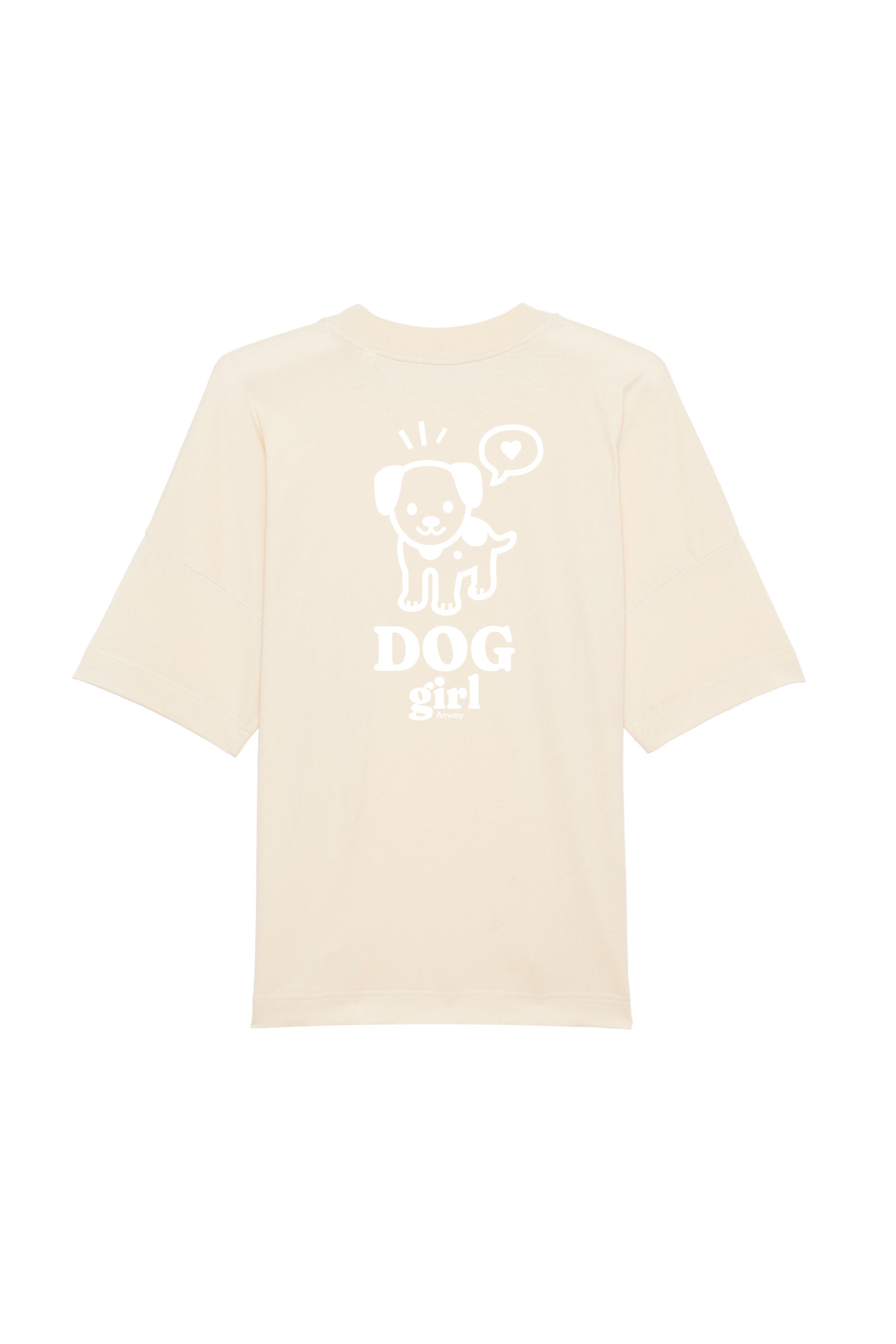 Oversized T-Shirt aus 100 % Bio-Baumwolle mit weitem, modernem Schnitt, erhältlich in Schwarz, Weiss und Natur. Individuell gestaltbar mit Wunschmotiv und frei wählbarer Platzierung. Weiche Qualität, überschnittene Ärmelansätze und lässiger Style für maximalen Tragekomfort. Vorderseite: Mit kleinem weissen Druck eines fröhlichen Hundes auf der linken Brust. Rückseite: Grosser weisser Hundedruck mit Sprechblase und der Aufschrift „DOG girl“.