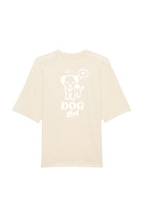 Oversized T-Shirt aus 100 % Bio-Baumwolle mit weitem, modernem Schnitt, erhältlich in Schwarz, Weiss und Natur. Individuell gestaltbar mit Wunschmotiv und frei wählbarer Platzierung. Weiche Qualität, überschnittene Ärmelansätze und lässiger Style für maximalen Tragekomfort. Vorderseite: Mit kleinem weissen Druck eines fröhlichen Hundes auf der linken Brust. Rückseite: Grosser weisser Hundedruck mit Sprechblase und der Aufschrift „DOG girl“.