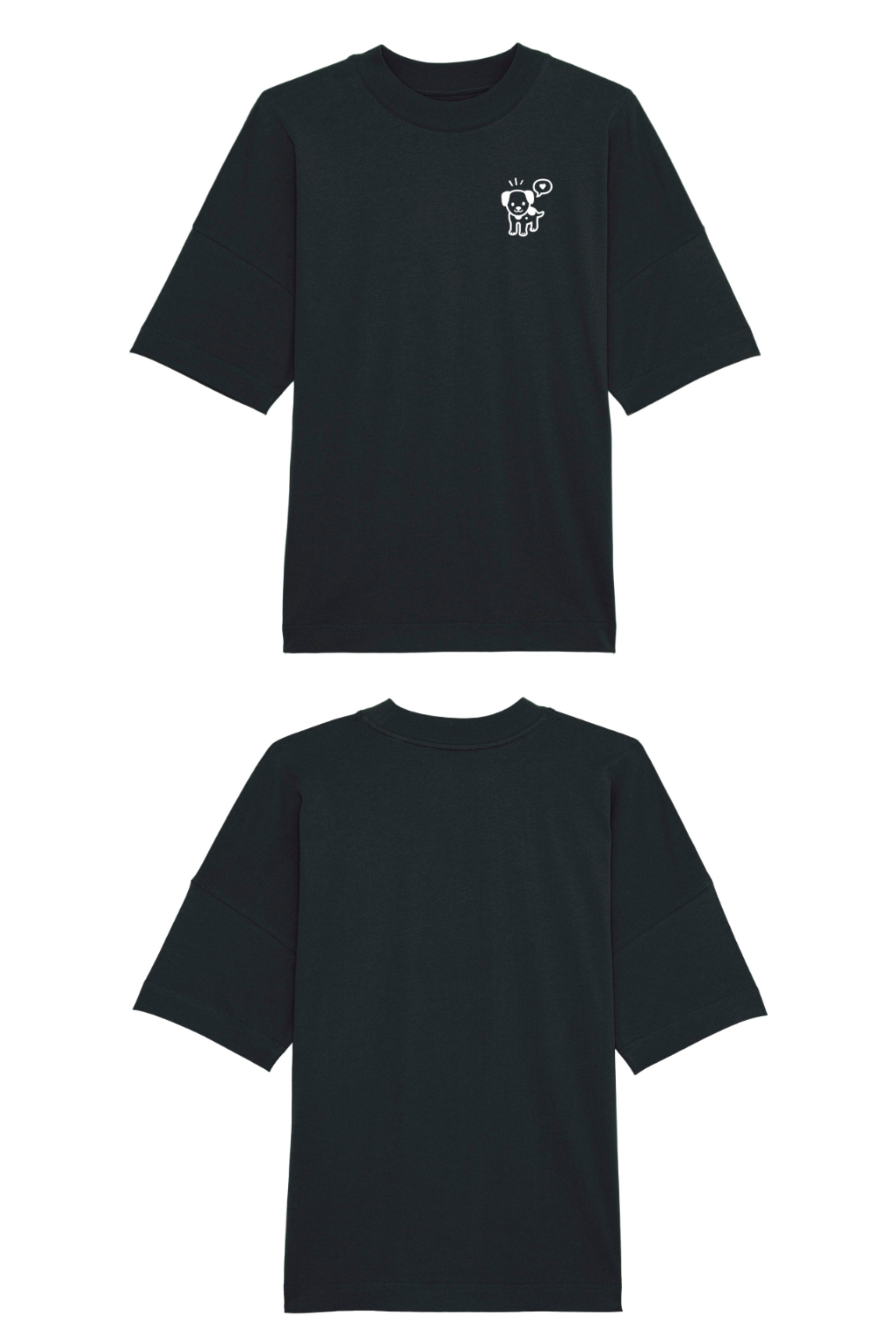 Oversized T-Shirt aus 100 % Bio-Baumwolle mit weitem, modernem Schnitt, erhältlich in Schwarz, Weiss und Natur. Individuell gestaltbar mit Wunschmotiv und frei wählbarer Platzierung. Weiche Qualität, überschnittene Ärmelansätze und lässiger Style für maximalen Tragekomfort. Mit kleinem weissen Druck eines fröhlichen Hundes auf der linken Brust.