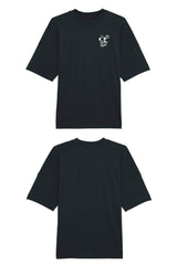 Oversized T-Shirt aus 100 % Bio-Baumwolle mit weitem, modernem Schnitt, erhältlich in Schwarz, Weiss und Natur. Individuell gestaltbar mit Wunschmotiv und frei wählbarer Platzierung. Weiche Qualität, überschnittene Ärmelansätze und lässiger Style für maximalen Tragekomfort. Mit kleinem weissen Druck eines fröhlichen Hundes auf der linken Brust.