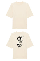 Oversized T-Shirt aus 100 % Bio-Baumwolle mit weitem, modernem Schnitt, erhältlich in Schwarz, Weiss und Natur. Individuell gestaltbar mit Wunschmotiv und frei wählbarer Platzierung. Weiche Qualität, überschnittene Ärmelansätze und lässiger Style für maximalen Tragekomfort. Grosser schwarzer Hundedruck mit Sprechblase und der Aufschrift „DOG girl“ auf der Rückseite.
